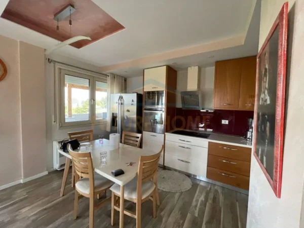 Tirane, shitet apartament 3+1+Ballkon Kati 7, 197 m² 310.000 € (Kopshti Botanik)
