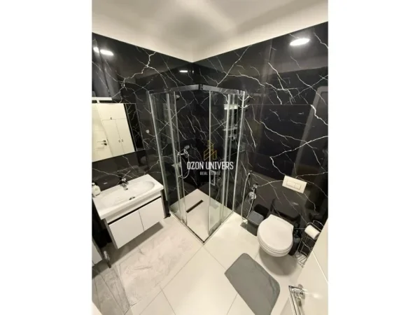 Tirane, jepet me qera apartament 1+1 Kati 11, 70 m² 700 € (Komuna e Parisit)