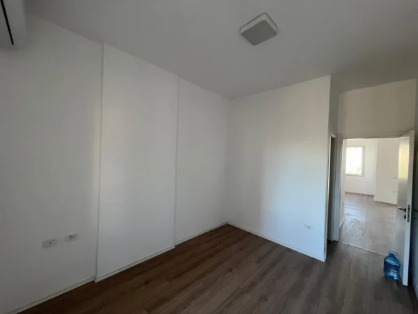 Tirane, jepet me qera apartament 2+1+Ballkon Kati 3, 110 m² 650 € (Ish Parku)