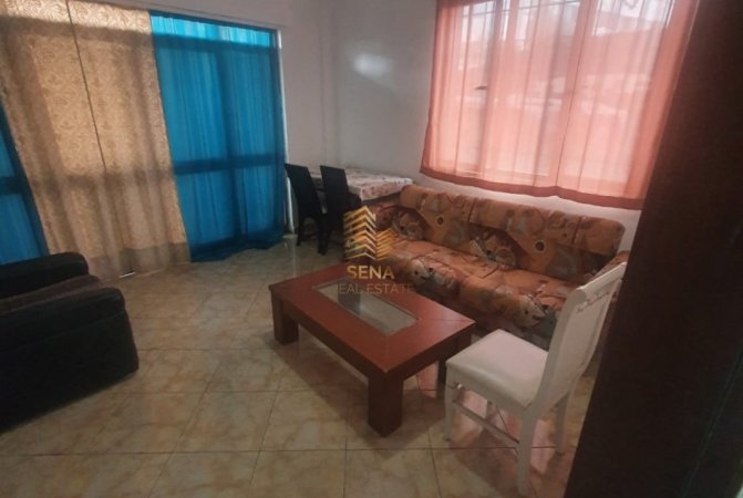 Tirane, jepet me qera apartament 1+1+Ballkon Kati 1, 65 m² 350 € (Rruga Kristo Luarasi)