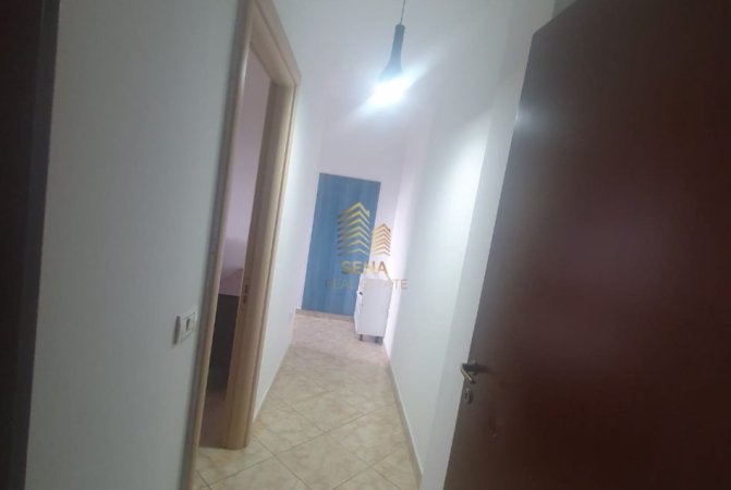 Tirane, jepet me qera apartament 1+1+Ballkon Kati 1, 65 m² 350 € (Rruga Kristo Luarasi)