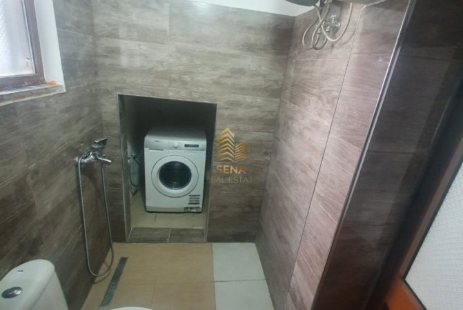 Tirane, jepet me qera apartament 1+1+Ballkon Kati 1, 65 m² 350 € (Rruga Kristo Luarasi)
