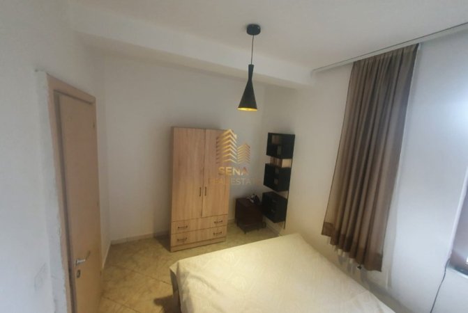 Tirane, jepet me qera apartament 1+1+Ballkon Kati 1, 65 m² 350 € (Rruga Kristo Luarasi)