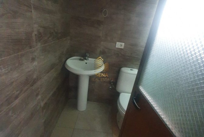 Tirane, jepet me qera apartament 1+1+Ballkon Kati 1, 65 m² 350 € (Rruga Kristo Luarasi)