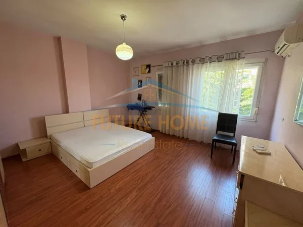Tirane, jepet me qera apartament 2+1+Ballkon Kati 2, 106 m² 600 € (Komuna e Parisit)