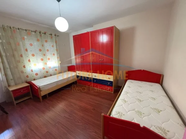 Tirane, jepet me qera apartament 2+1+Ballkon Kati 2, 106 m² 600 € (Komuna e Parisit)
