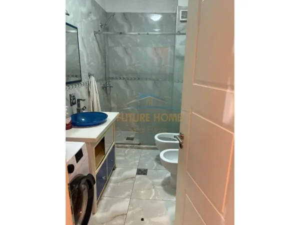 Tirane, jepet me qera apartament 2+1+Ballkon Kati 2, 106 m² 600 € (Komuna e Parisit)