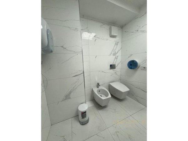 Tirane, jepet me qera zyre Kati 2, 122 m² 1.800 € (rruga e Elbasanit)