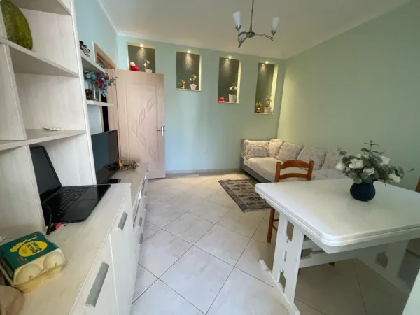 Tirane, jepet me qera apartament 2+1+Ballkon , 80 m² 450 € (fresk)