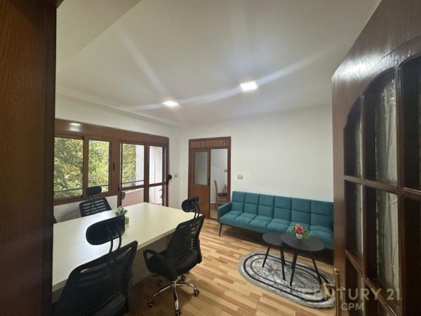 Tirane, jepet me qera zyre Kati 1, 70 m² 860 € (rruga e Barrikadave)