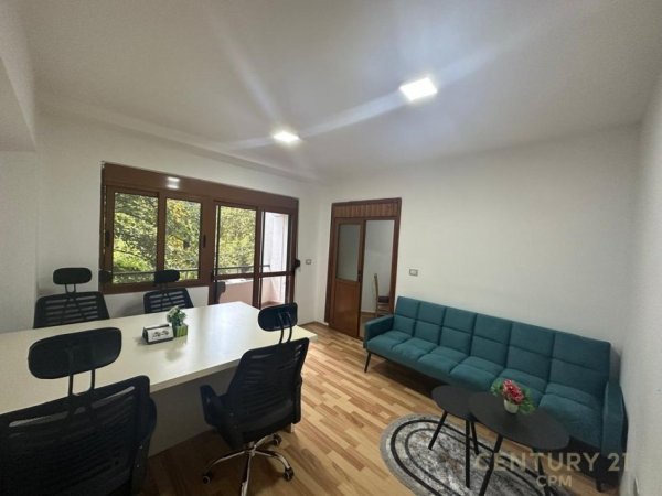 Tirane, jepet me qera zyre Kati 1, 70 m² 860 € (rruga e Barrikadave)