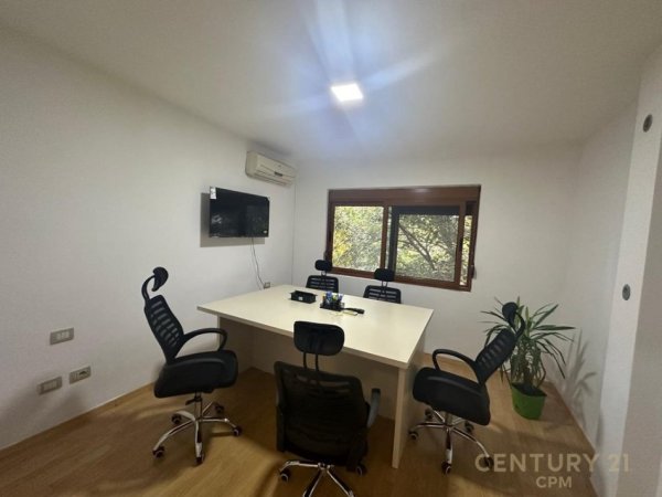 Tirane, jepet me qera zyre Kati 1, 70 m² 860 € (rruga e Barrikadave)