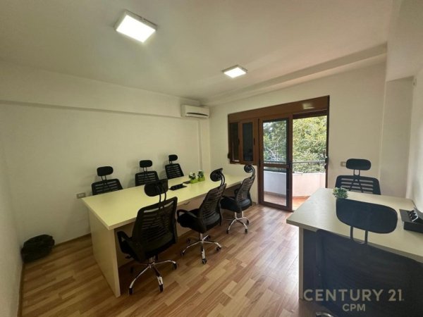 Tirane, jepet me qera zyre Kati 1, 70 m² 860 € (rruga e Barrikadave)