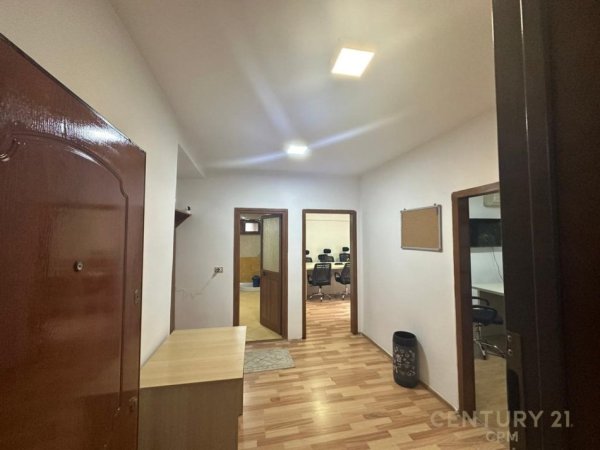 Tirane, jepet me qera zyre Kati 1, 70 m² 860 € (rruga e Barrikadave)