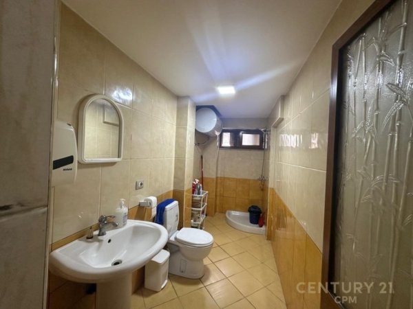 Tirane, jepet me qera zyre Kati 1, 70 m² 860 € (rruga e Barrikadave)