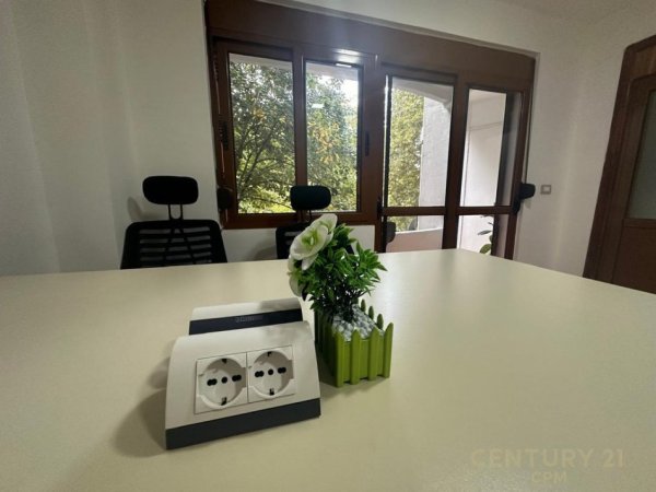Tirane, jepet me qera zyre Kati 1, 70 m² 860 € (qender)