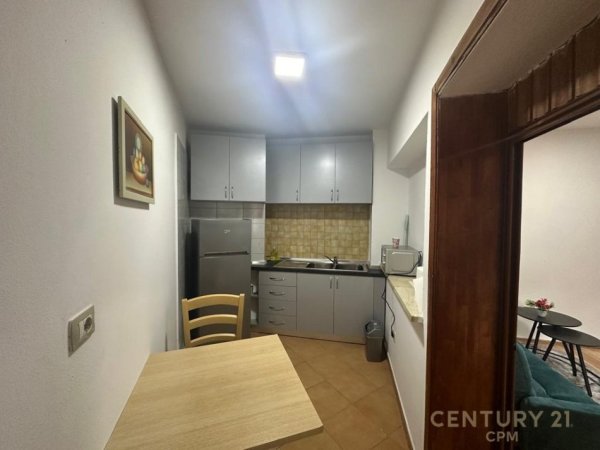 Tirane, jepet me qera zyre Kati 1, 70 m² 860 € (qender)