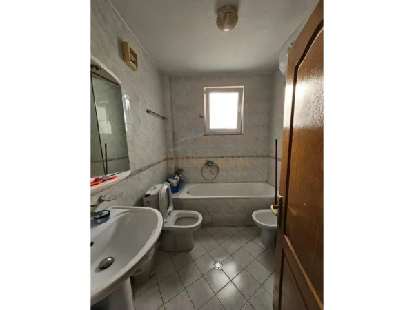 Tirane, shitet apartament 2+1+Ballkon Kati 5, 92 m² 178.000 € (Rruga e Dibres)