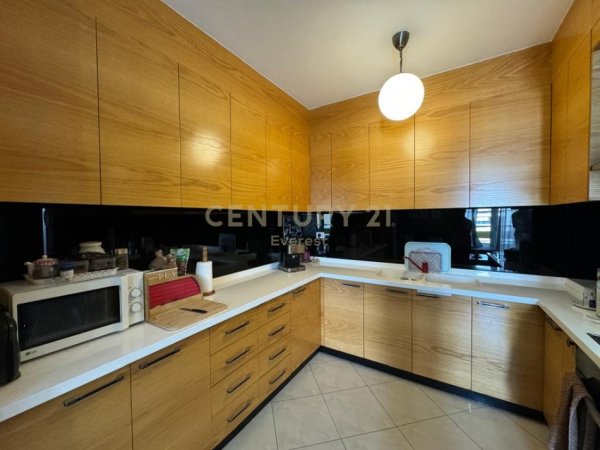 Tirane, shitet apartament 2+1 Kati 8, 105 m² 198.000 € (PRANE KOMPLEKSIT DELIJORGJIT)