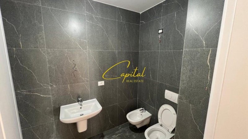 Tirane, jepet me qera zyre Kati 7, 136 m² 1.400 € (LAKE VIEW)