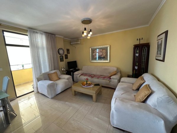 Tirane, jepet me qera apartament 3+1+Ballkon Kati 7, 140 m² 900 € (Ambasada Amerikane)
