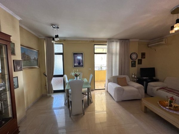 Tirane, jepet me qera apartament 3+1+Ballkon Kati 7, 140 m² 900 € (Ambasada Amerikane)