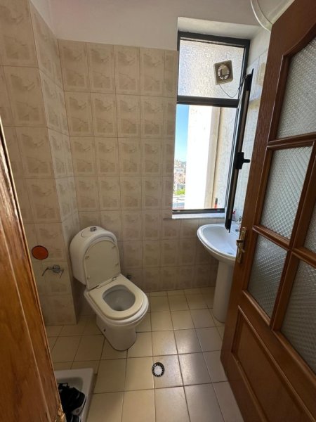 Tirane, jepet me qera apartament 3+1+Ballkon Kati 7, 140 m² 900 € (Ambasada Amerikane)