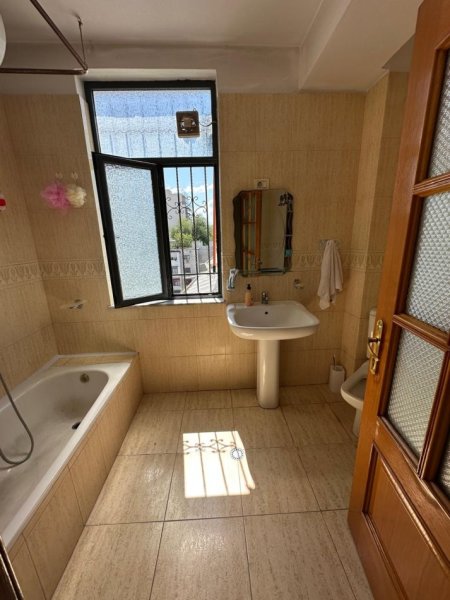 Tirane, jepet me qera apartament 3+1+Ballkon Kati 7, 140 m² 900 € (Ambasada Amerikane)
