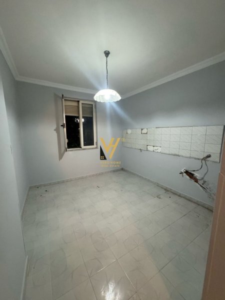 Tirane, shitet apartament 2+1+Ballkon Kati 3, 70 m² 155.000 € (RRUGA E KAVAJES)