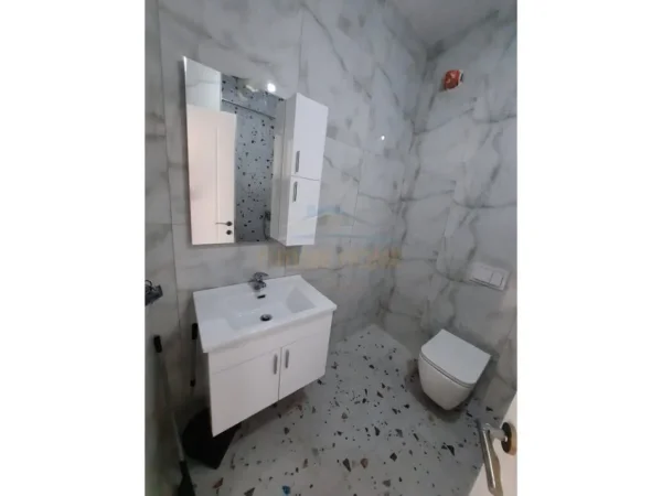 Tirane, jepet me qera apartament 2+1+Ballkon Kati 2, 102 m² 600 € (Liqeni Thate)