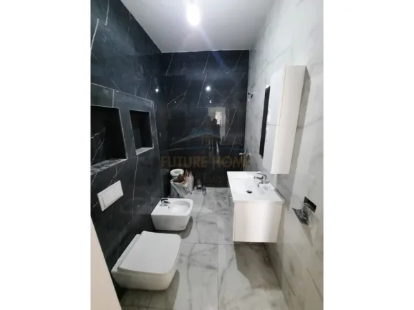 Tirane, jepet me qera apartament 2+1+Ballkon Kati 2, 102 m² 600 € (Liqeni Thate)
