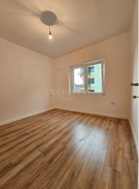 Tirane, shitet apartament 1+1+Ballkon Kati 5, 42 m² 108.000 € (MOZAIKU)