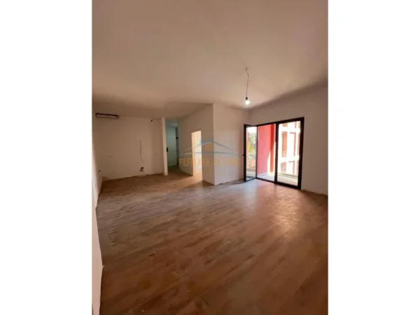 Tirane, shitet apartament 1+1+Ballkon Kati 4, 80 m² 224.000 € (Rruga e Kavajes)