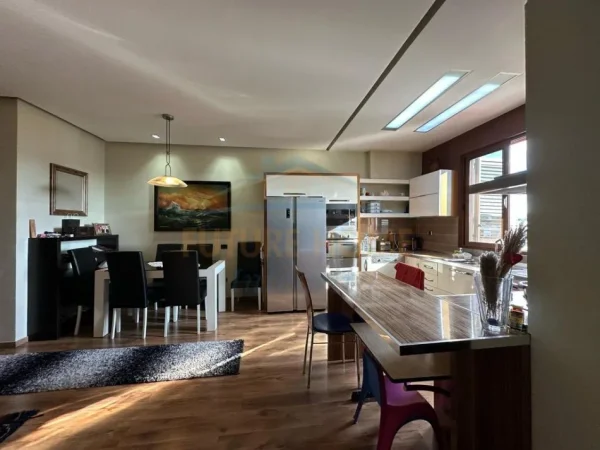 Tirane, shitet apartament 2+1+Ballkon Kati 8, 111 m² 180.000 € (Ish Tregu Elektrik)