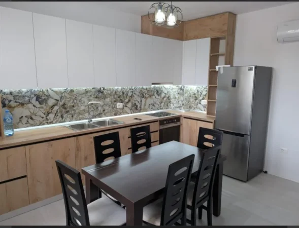 Tirane, jepet me qera apartament 2+1 Kati 2, 96 m² 700 € (fusha e aviacionit)