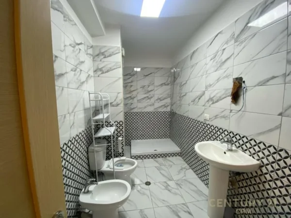Tirane, jap me qera apartament 2+1+2 ME POST PARKIMI , 140 m² 800 € (Kopshti Botanik Zoologjik)