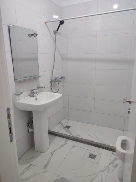 Tirane, jepet me qera apartament 1+1 Kati 3, 76 m² 300 € (JEPET ME QERA APARTAMENT 1+1 I MOBILUAR TEK CASA ITALIA)