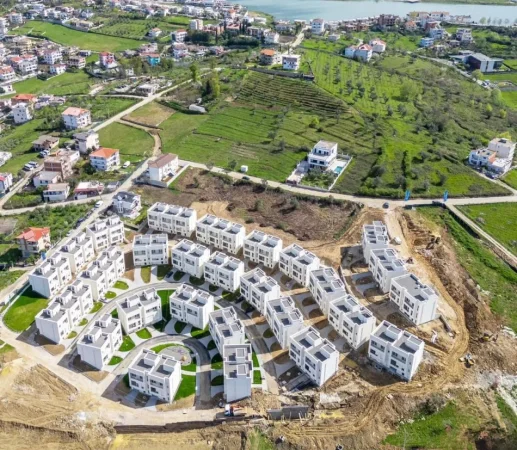 Tirane, shes vile 3 Katshe , 196 m² ndertim + 124m² oborr 39.000.000 Lek (Farke Sauk)