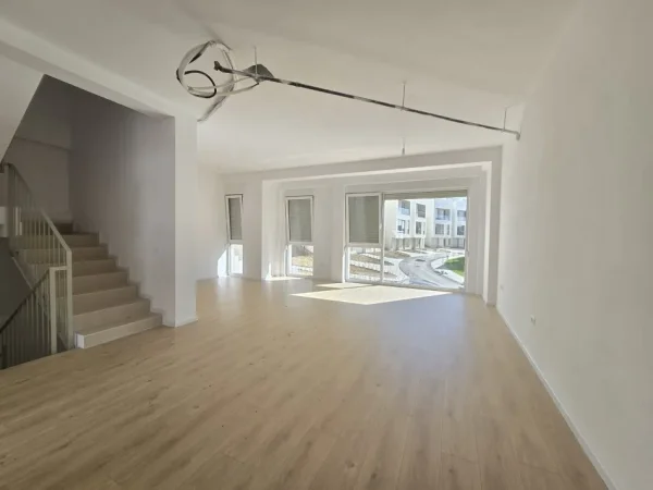 Tirane, shes vile 3 Katshe , 196 m² ndertim + 124m² oborr 39.000.000 Lek (Farke Sauk)