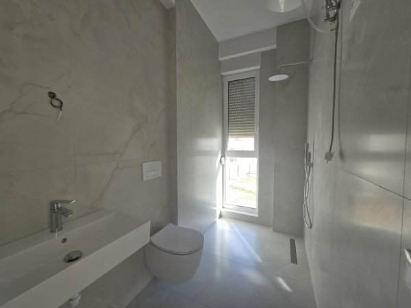 Tirane, shes vile 3 Katshe , 196 m² ndertim + 124m² oborr 360.000 € (Farke Sauk)