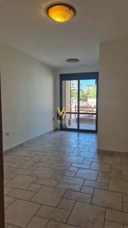 Tirane, jepet me qera ambjent biznesi Kati 4, 140 m² 1.600 € (RRUGA E ELBASANIT)