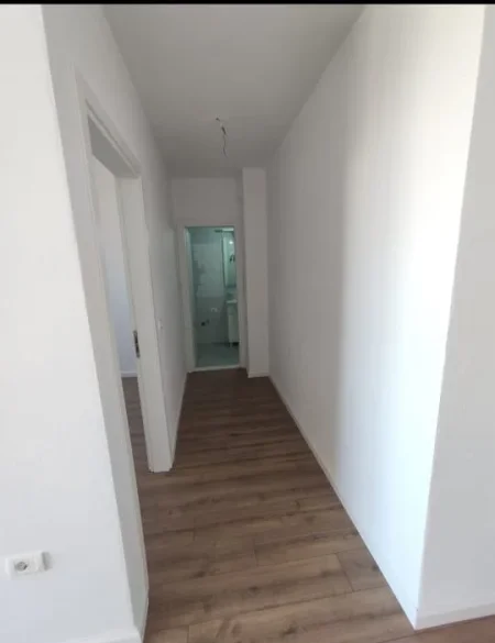 Tirane, shes apartament 1+1+Ballkon Kati 4, 63 m² 83.000 € (aleksander konda)