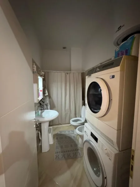 Tirane, jepet me qera apartament 2+1 Kati 2, 87 m² 400 € (fresku)
