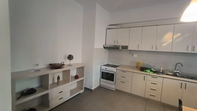 Tirane, jepet me qera apartament 1+1 Kati 2, 110 m² 501 € (Mbrapa kishes)