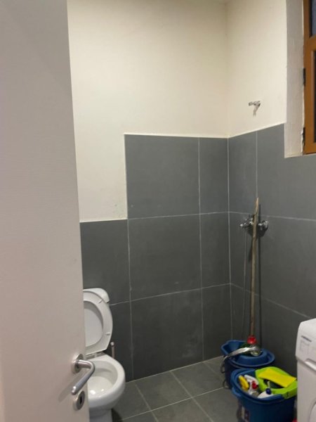Tirane, jap me qera apartament 1+1 Kati 1, 40 m² 300 € (rruga dajtit)