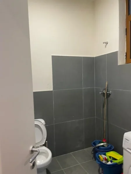 Tirane, jap me qera apartament 1+1 Kati 1, 40 m² 300 € (rruga dajtit)