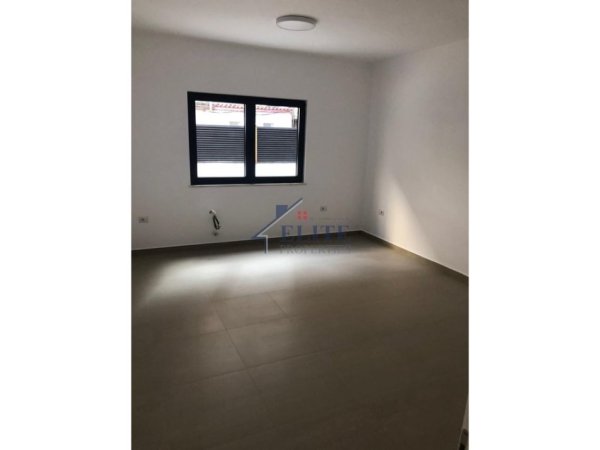 Tirane, jepet me qera Vile Kati 3, 500 m² 4.500 € (Rruga e Durresit)