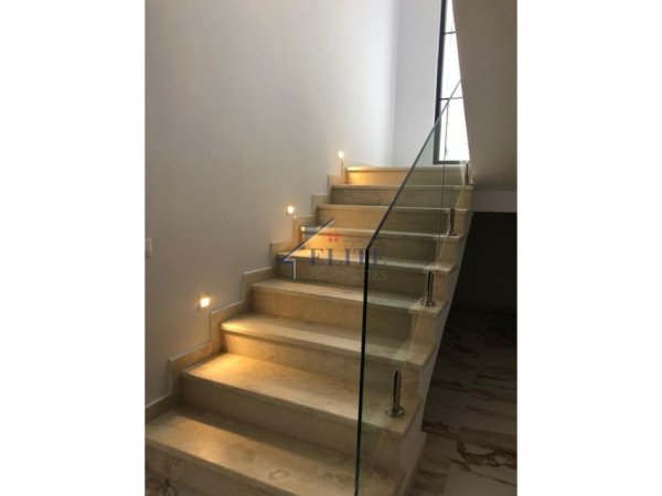Tirane, jepet me qera Vile Kati 3, 500 m² 4.500 € (Rruga e Durresit)