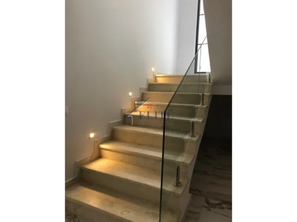 Tirane, jepet me qera Vile Kati 3, 500 m² 4.500 € (Rruga e Durresit)