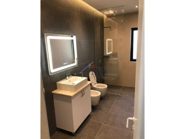 Tirane, jepet me qera Vile Kati 3, 500 m² 4.500 € (Rruga e Durresit)